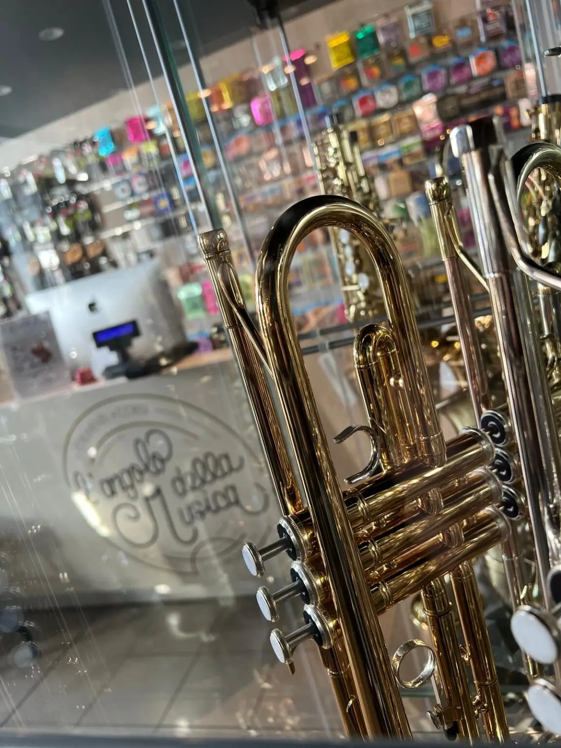 Tromba esposta nel negozio L’Angolo della Musica